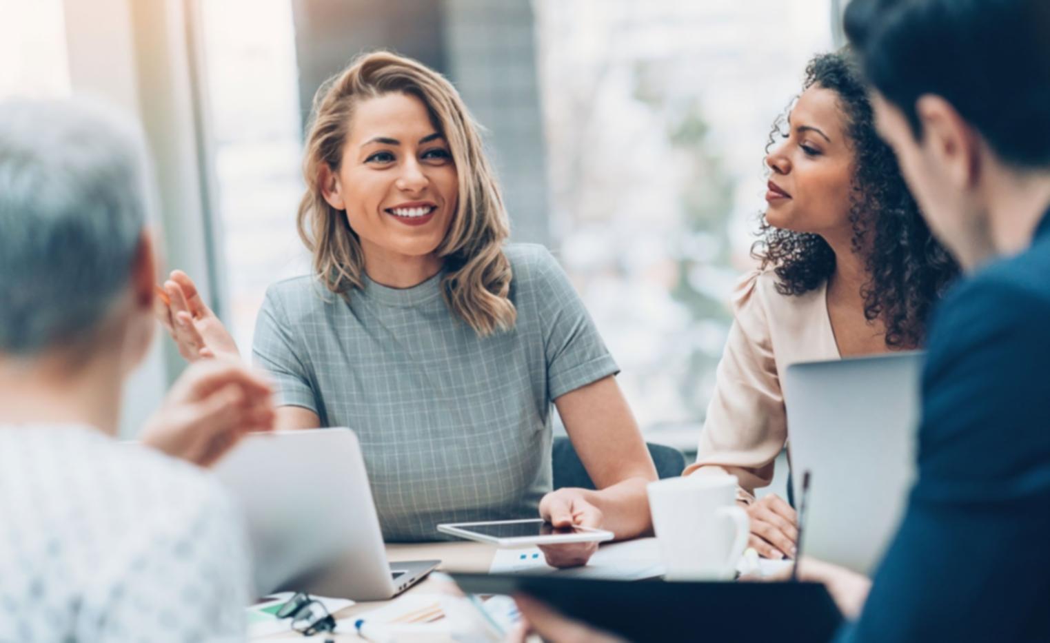 Estudiantes participando en sesiones educativas en línea