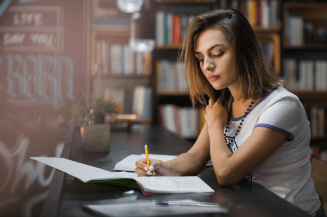 Herramienta de planificación financiera con cálculos y proyecciones