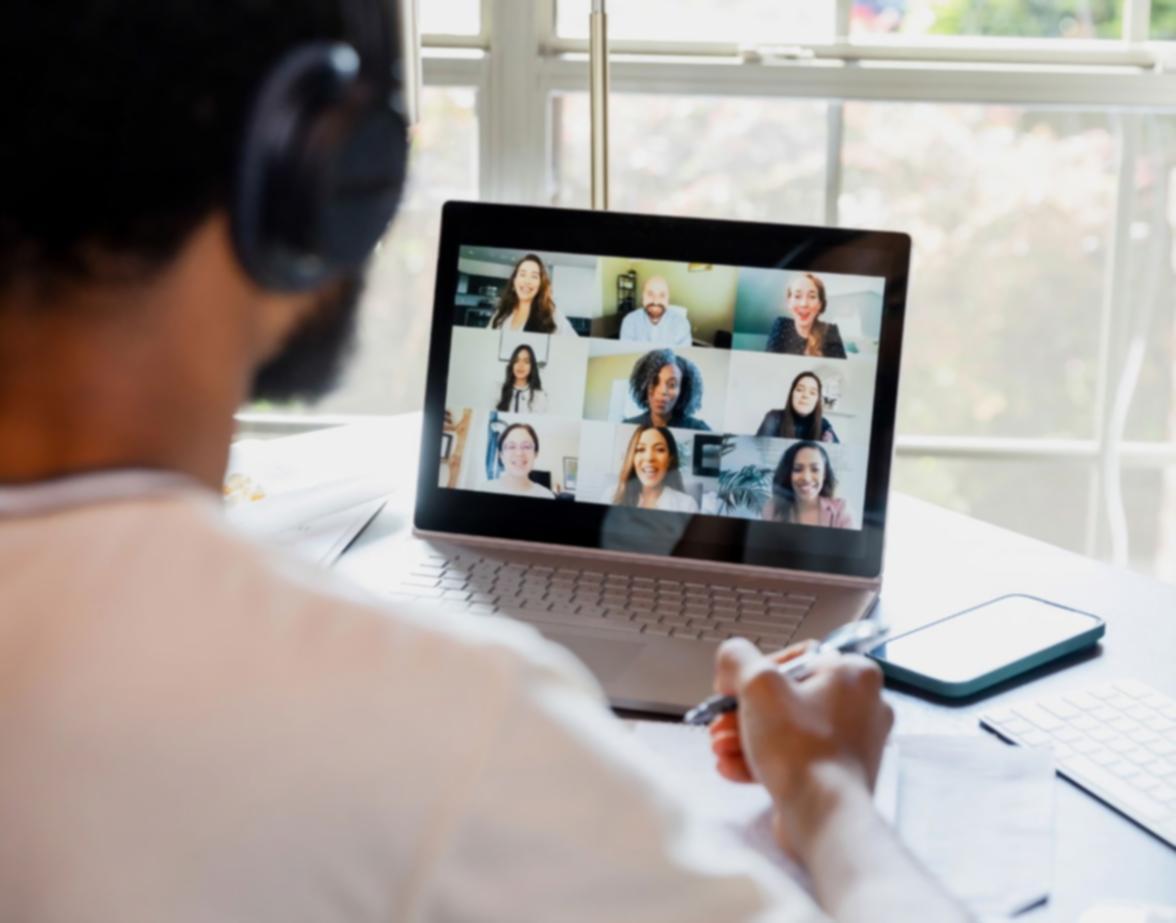 Instructor explicando conceptos financieros en sesión interactiva